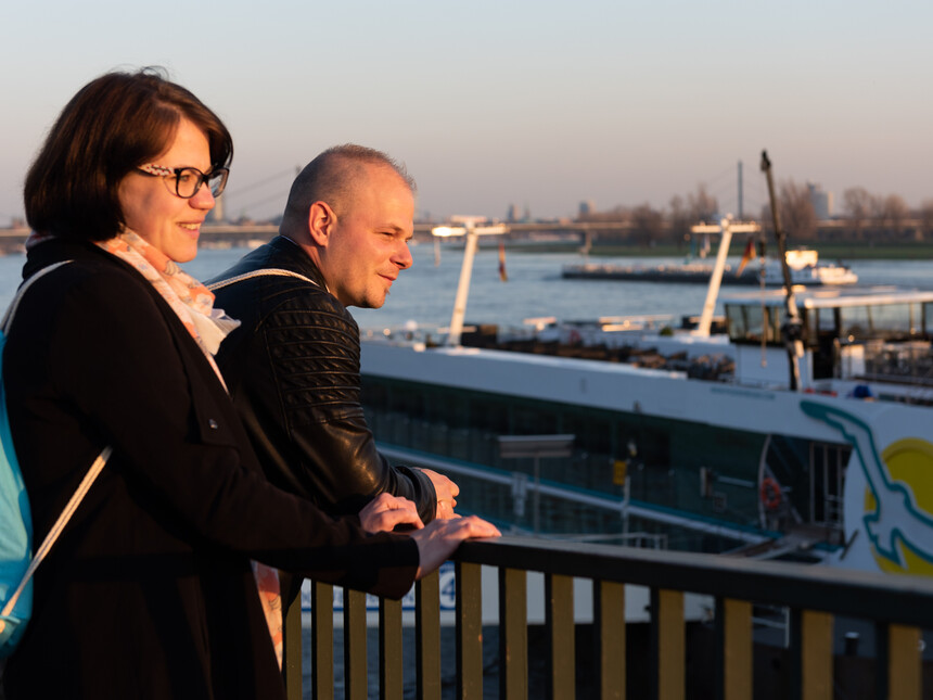 sea chefs Crew-Mitglieder mit Blick auf Flusskreuzfahrtschiff von Phoenix Reisen