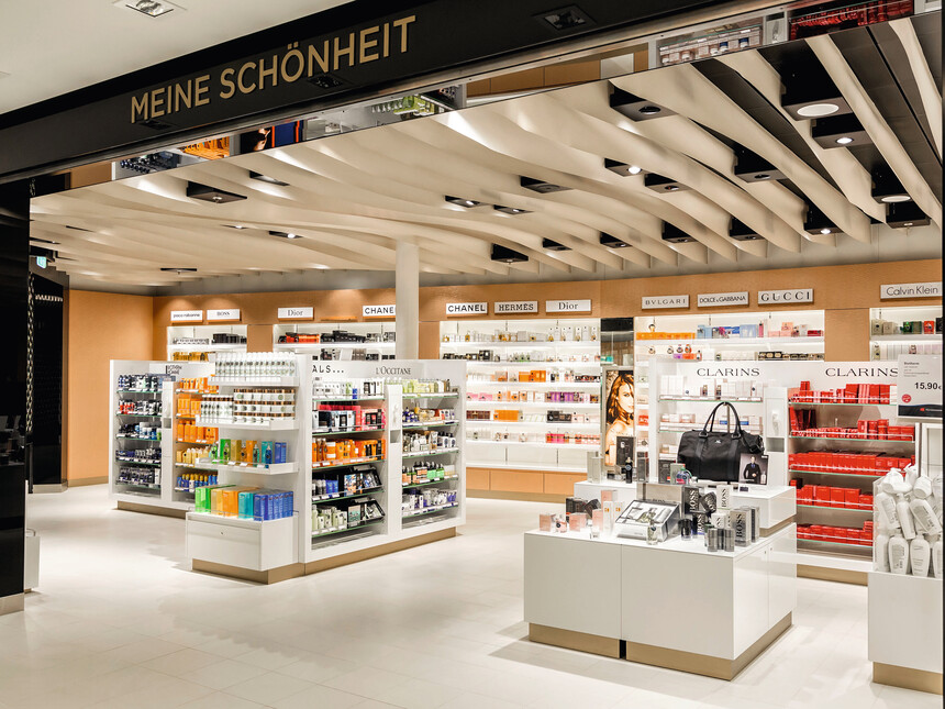 Blick in den Bord-Shop und die Boutique auf der Mein Schiff