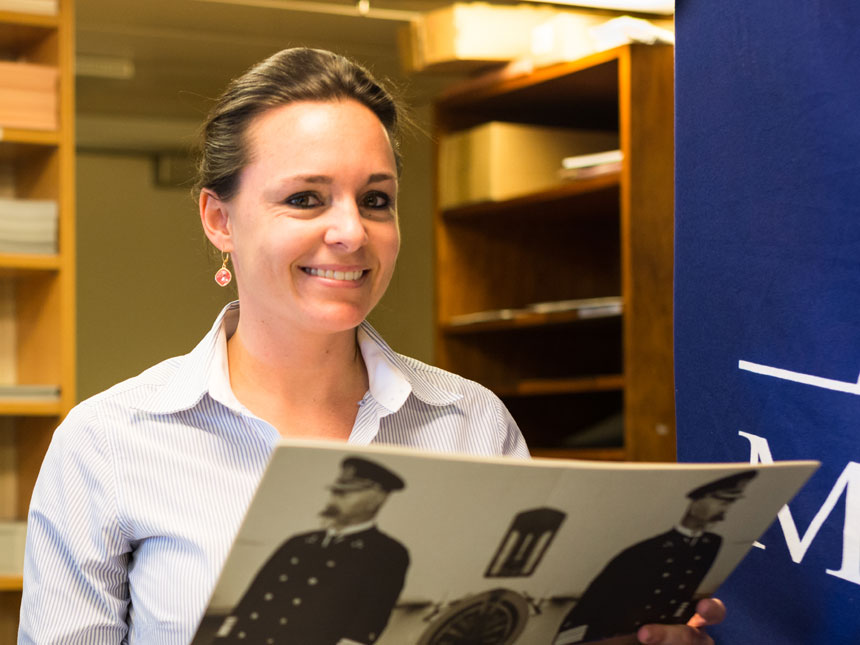 Content Manager auf Kreuzfahrtschiff hält Print-Produkt in den Händen