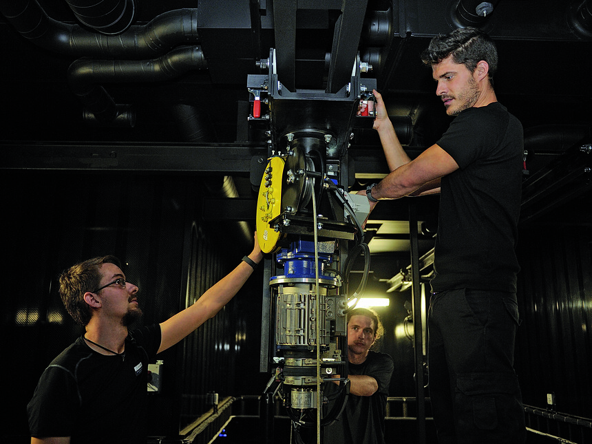 Techniker arbeiten an der Bühnentechnik an Bord der Mein Schiff Flotte