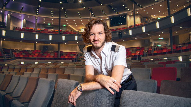 Theater-Manager steht in leerem Theater Saal an Bord der Mein Schiff