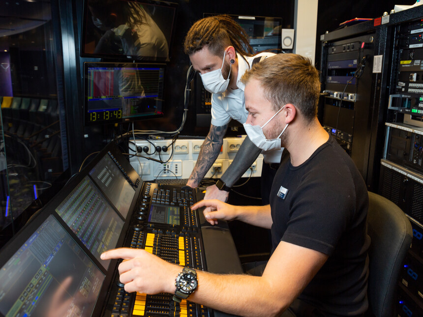 Technischer Leiter im Gespräch mit Bühnentechniker an Bord von Mein Schiff