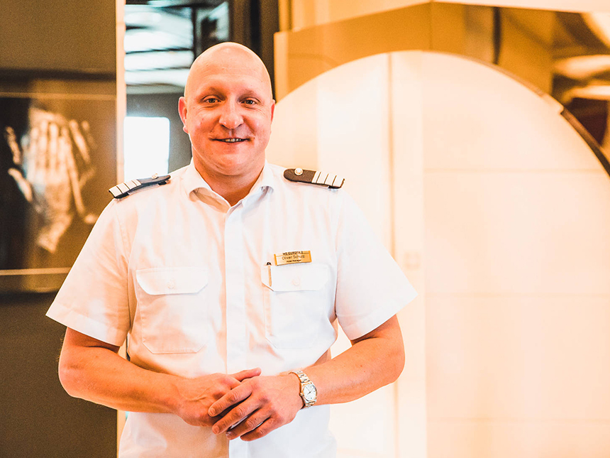 Oliver Schulz - Hotel Manager an Bord der EUROPA steht an der Reling