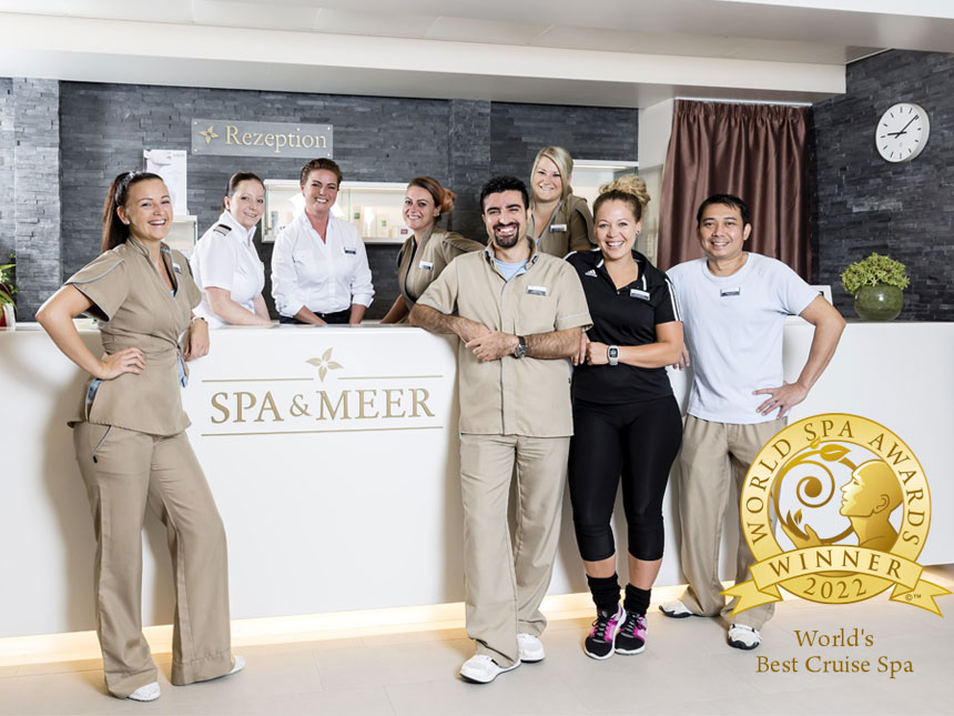 SPA Team steht an der SPA Rezeption als Gewinner World SPA Award