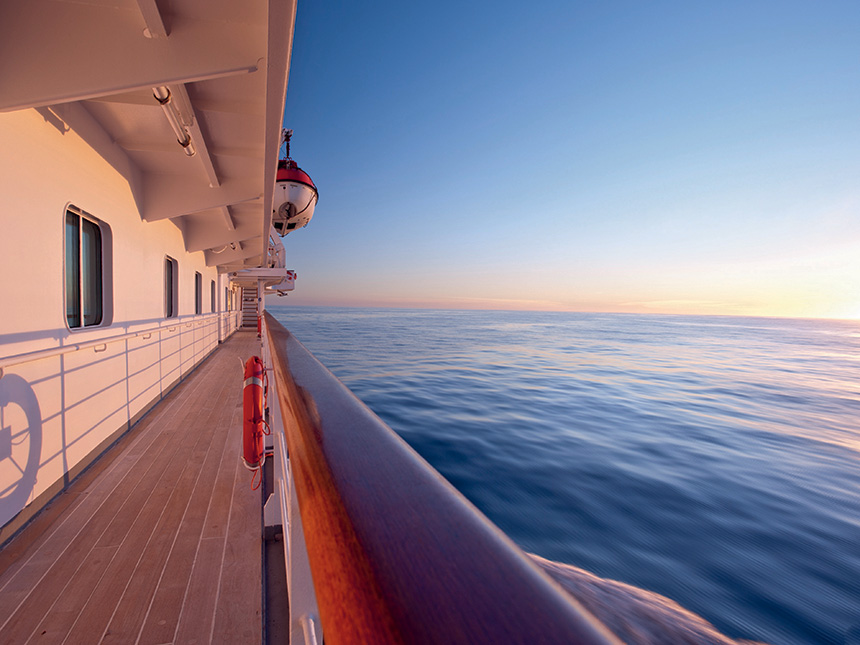 Blick über das Meer an der Reling von Hapag-Lloyd Cruises Kreuzfahrtschiff