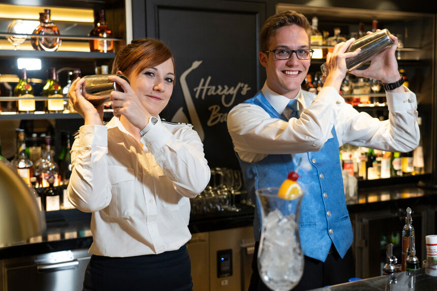 Zwei Barkeeper bei Phoenix Reisen an der Bar von MS AMERA