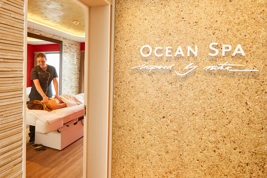 Masseurin auf HANSEATIC nature behandelt Rückenmassage im Ocean Spa