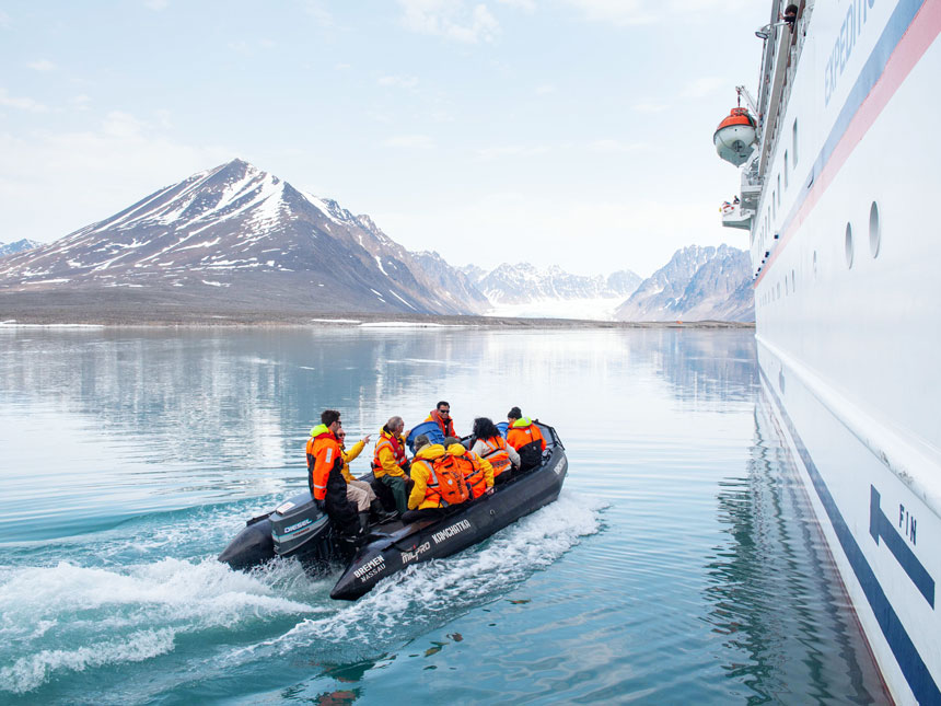 Crew auf Zodiac von HANSEATIC nature nähert sich dem Schiff