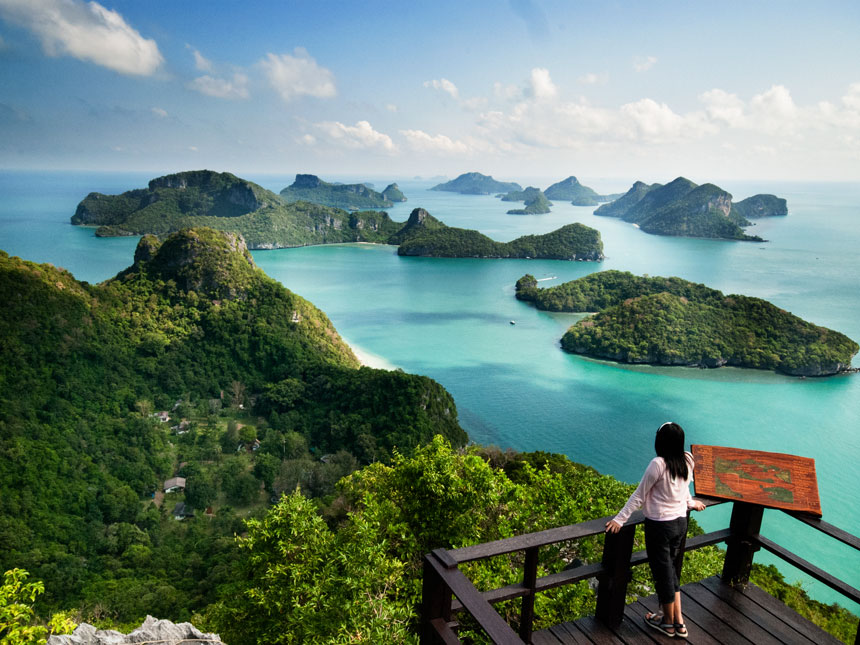 Kreuzfahrt Crew in der Freizeit an Land in Thailand steht auf Berg und schaut auf Inseln hinunter