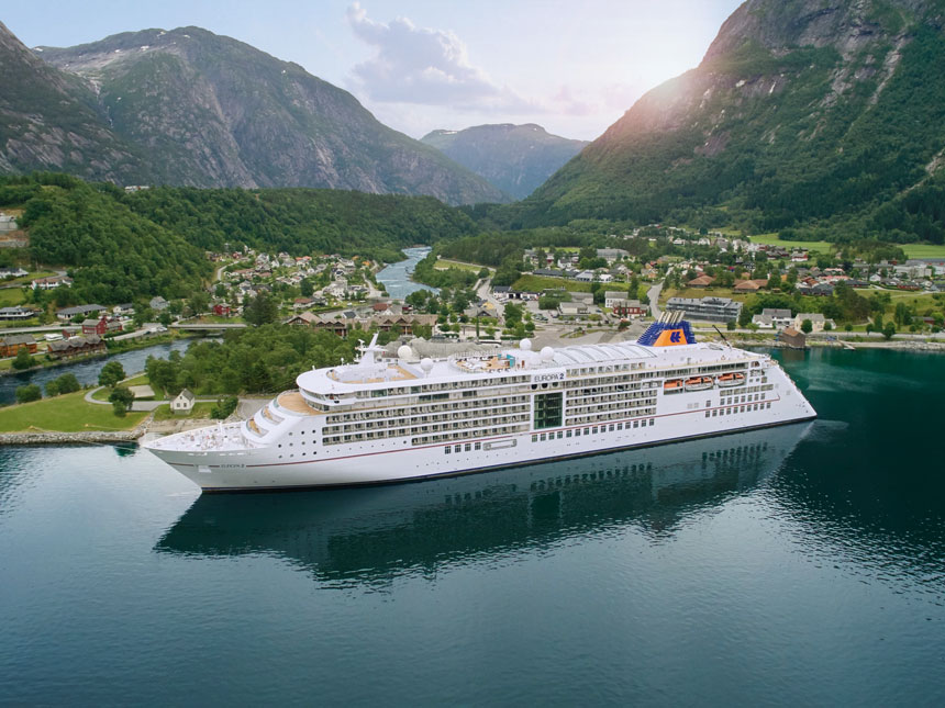 MS EUROPA 2 vor Hellesylt auf dem Meer