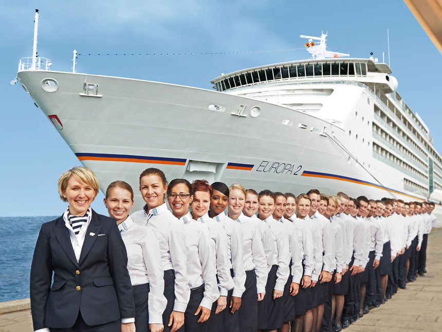 Crew der MS EUROPA 2 steht in Uniform spalier vor dem Schiff