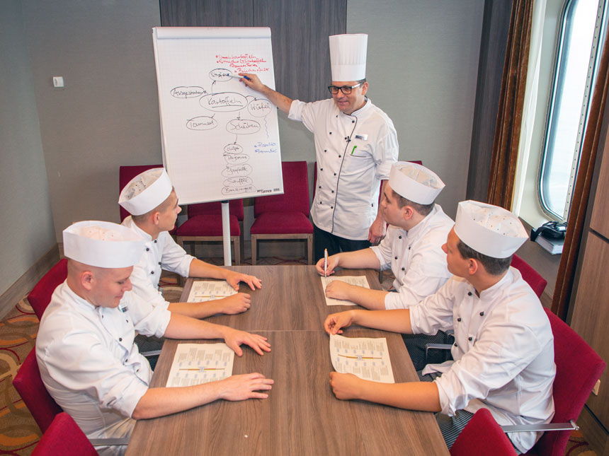 Kochlehrer auf Mein Schiff gibt Unterricht in Kochausbildung auf Kreuzfahrtschiff