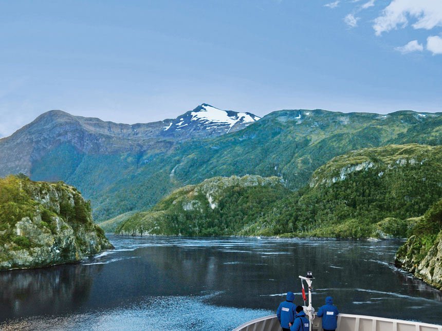 Aussicht vom Bug eines Hapag-Lloyd Cruises Schiffes auf chilenische Fjorde